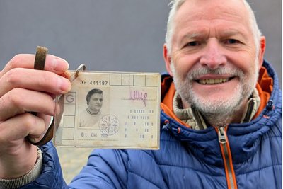 Volkmar Jeltsch zeigt stolz seinen Ausweis von der Arbeit im Bergbau.