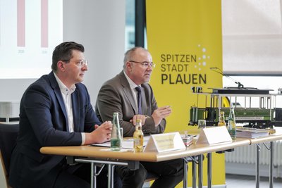 Am Mittag informierten Landrat Thomas Hennig (links) und Plauens Stadtoberhaupt Steffen Zenner über das ausgehandelte Rettungskonzept für die Plauener Straßenbahn.