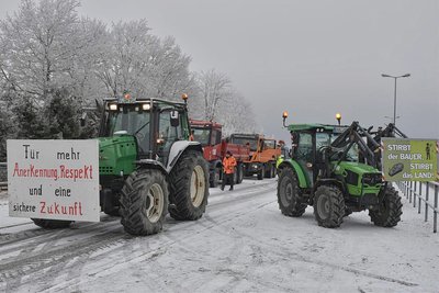 Mehrere Dutzende Fahrzeuge formierten sich am Montagnachmittag im winterlichen Schöneck zu einem Protestkorso nach Weischlitz.