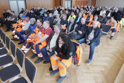 Am Montagfrüh erfuhren die Mitarbeiter der Plauener Straßenbahn-Gesellschaft im großen Saal des Rathauses die Details des vorgeschlagenen Rettungskonzeptes für ihr Unternehmen.