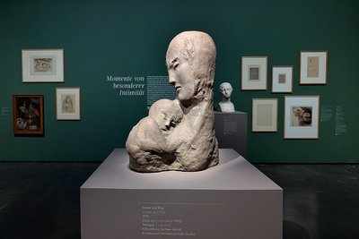 Der Steinguss „Mutter und Kind“ aus dem Jahr 1918 in der Sonderausstellung „Ewig menschlich“ zum Werk des Künstlers.