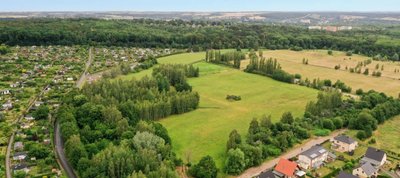 Auf der derzeit unbebauten Fläche nahe der Gartenanlage Lug ins Land will ein Immobilienentwickler Einfamilienhäuser und Doppelhaushälften errichten lassen. 