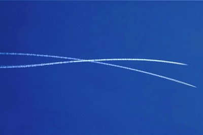 Die Flugzeuge waren deutlich zu hören, ihre Bahnen anhand der Kondensstreifen zu erkennen.