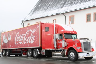 2023 hielt der Coca-Cola-Truck vor Schloss Augustusburg. Am 16.12. ist er in Freiberg.