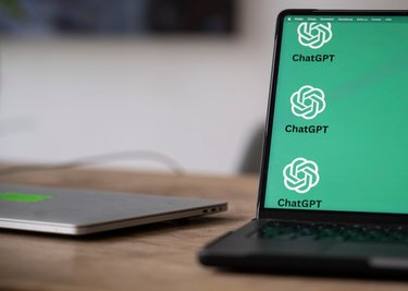 Kann einiges, aber vieles auch nicht: Wer KI wie ChatGPT zur Unterstützung bei der Steuererklärung einsetzt, sollte immer besser sorgsam prüfen, ob deren Informationen auch stimmen.