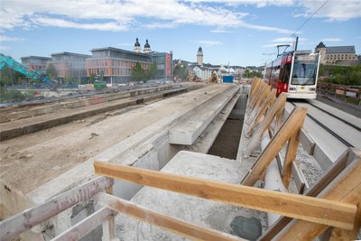 Der Teil der Brücke, auf dem die Straßenbahn noch unterwegs ist, wurde abgetrennt und bleibt vorerst stehen.