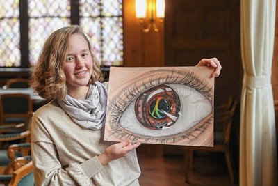 Die Chemnitzerin Collien Gröbner gewinnt mit ihrem Bild den 1. Platz beim Kunstwettbewerb der internationalen Organisation "Mayors for Peace". 