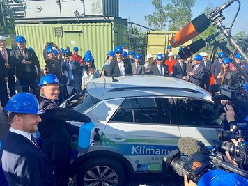 Einmal klimafreundlichen Sprit, bitte: Verkehrsminister Volker Wissing (FDP) beim Betanken eines VW.