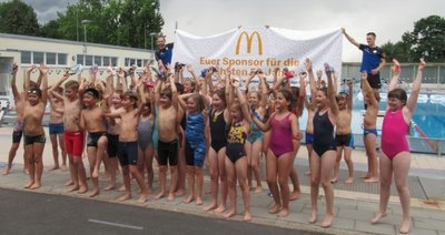 Jubel bei den Mitgliedern des Schwimmclubs Chemnitz. Sie haben einen Sponsoringvertrag über die nächsten 50 Jahre gewonnen. 