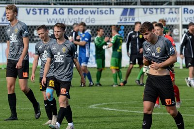 Enttäuschte VfB Spieler verlassen den Platz hier nach der Niederlage gegen Rudolstadt: von links Lucas Seidel, Fabien Bochmann, Louis Schmidt und Vojtech Cermus. 