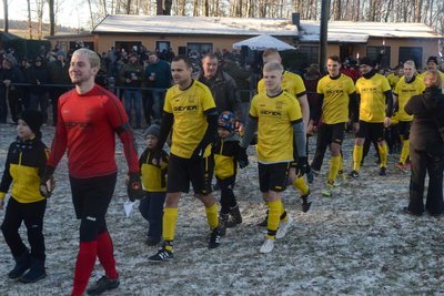 Vor über 1000 Zuschauern laufen die Fußballer der SpVgg Heinsdorfergrund nicht alle Tage ein. In der Mitte ist der spätere Schütze des goldenen Tores, Sidney Groß (mit den weißen Fußballschuhen), zu sehen.