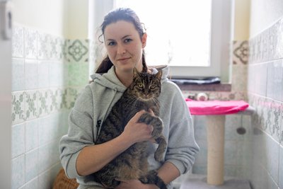 Tessa Göpfert macht ein Freiwilliges Ökologisches Jahr im Tierheim Freiberg. Die 20-Jährige würde sich freuen, wenn auch die 16 Jahre alte Hauskatze Anna ein neues Zuhause finden könnte.