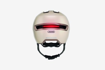 Helm: Der Hud-y Ace von Abus hat eine integrierte LED-Rücklichtleiste, die magnetisch fixiert wird, und einen Flipflop-Sonnenschutz. Preis: rund 140 Euro. 