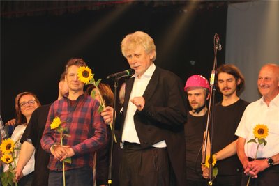 Henry Schneider und einige Musikerkollegen.