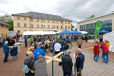Bei "Bier, Bratwurst, Blasmusik" am Lichtensteiner Palais war in der Mittagszeit viel los.