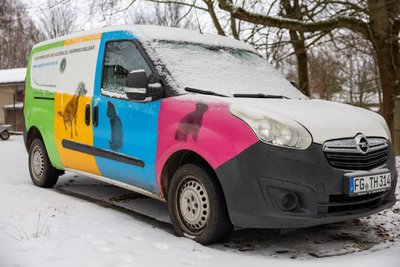 Der Kleintransporter ist in die Jahre gekommen; das andere Fahrzeug des Freiberger Tierheim ist gerade in der Werkstatt.