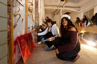 Emilia Steude, Lisa Grießbach und Anam Ahmed (von links) malten beim Mexiko-Fest in Oberlungwitz.