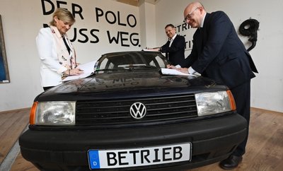 MDR-Intendantin Karola Wille (links), der amtierende Chef der Kulturhauptstadt Europas Chemnitz 2025 GmbH, Christoph Dittrich (Mitte) und Oberbürgermeister Sven Schulze bei der Unterzeichnung. 