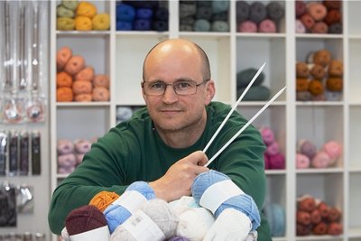 Simon Schier ist von der heilenden Wirkung des Strickens überzeugt. Der Plus H-Geschäftsführer will mit Handarbeiten, die per Rezept verordnet werden, die Gesellschaft verändern.