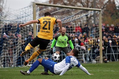 Das Sachsenpokalspiel gegen Drittligist Dynamo Dresden - hier mit Robin Meißner (links) im Zweikampf mit Tony Thiam - war trotz einer 0:4-Niederlage das absolute Highligt des Landesligisten VfB Empor Glauchau im Kalenderjahr 2023.