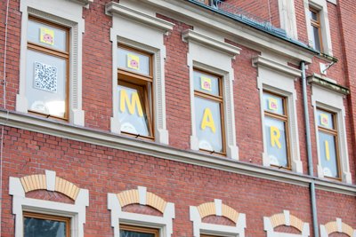 Die Einrichtung in Großfriesen besitzt einen hohen Sanierungsbedarf. Fünf Fenster zur Hauptstraße müssten zeitnah durch moderne ersetzt werden.