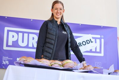 Paula Walthelm verteilte violette Brötchen beim Empfang der Kanuten im Kulturbahnhof in Flöha.