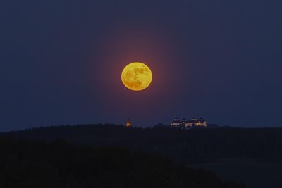 Wer am Montagabend den Blick zum Himmel richtete, konnte ein eindrucksvolles Zusammenspiel von Natur, Licht und Luft erleben – ein Zeichen für den beginnenden Frühsommer.