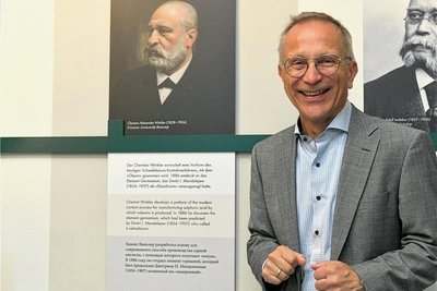 Kanzler Jens Then vor der Gedenktafel für Clemens Winkler im Uni-Hauptgebäude an der Akademiestraße 6 in Freiberg.