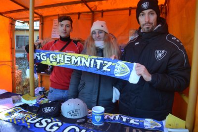 Alexander Lange, Lea-Michelle Köppa und Marcel Erler (von links) freuten sich über die Nachfrage nach Souvenirs der USG Chemnitz.