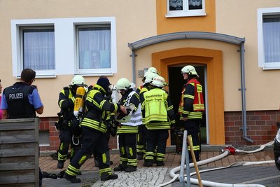 Zwei Personen wurden mit Verdacht auf Rauchgasvergiftung in ein Krankenhaus gebracht.