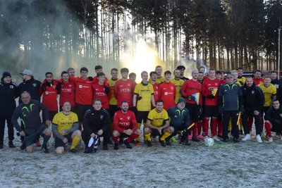 Das Erinnerungsfoto mit Spielern, Betreuern und dem Schiedsrichter-Gespann dürfte in beiden Vereinschroniken einen guten Platz finden.
