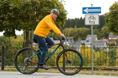 Marienbergs Oberbürgermeister André Heinrich, selbst gern mit dem Fahrrad unterwegs, schöpft neue Hoffnung für den geplanten Radweg.