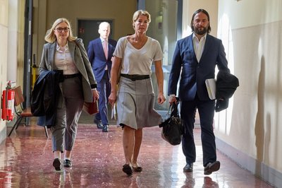 Christina Block (m.) mit ihren Verteidigern auf dem Weg ins Gericht.