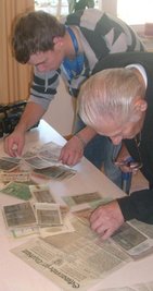 
              <p class="artikelinhalt">Heimatfreund Gunther Borack (r.) und Kabel-Journal-Praktikant Benjamin Korb beim Begutachten von alten Geldscheinen.</p>
            