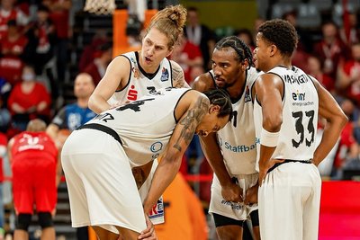 Ob sie schon gemeinsam ausrechnen, wann die Playoffs endgültig erreicht sind? Die Niners um Kapitän Malte Ziegenhagen (hinten links), Isiaha Mike (hinten rechts), Darion Atkins (vorn links) und Eric Washington können theoretisch schon in dieser Woche den nächsten großen Erfolg in der Vereinsgeschichte klarmachen. 