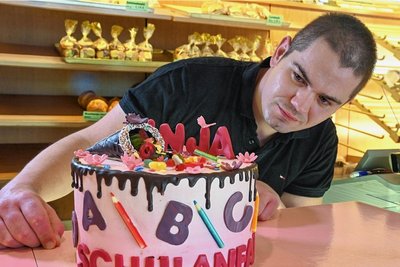 In der Bäckerei Luckner in Chemnitz werden die meisten Torten für die Schulanfänger zwischen Freitag und Samstag fertiggestellt. Im Bild: Junior-Chef Thomas Luckner.