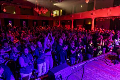 Viele der rund 400 Gäste in Freiberg hält es bei Songs wie „Alt wie ein Baum“ oder „Wir woll‘n die Eisbärn sehen“ nicht auf den Stühlen.