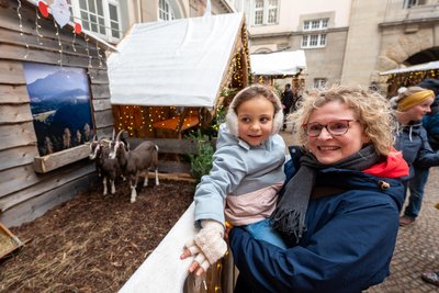 Helene und Marianne, die beiden Ziegen, sind im Rathauslichthof für den diesjährigen Weihnachtsmarkt eine Bereicherung. Das meinen auch Barbara Lukat und die fünfjährige Luna.
