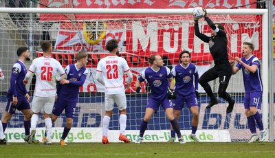 Martin Männel (Zweiter von rechts) hat den Ball sicher