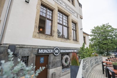 Die Braumanufaktur Munzer befindet sich samt Bar im ehemaligen Gebäude des Bahnhofes Mitte.