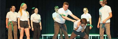 Neu interpretiert haben die Mitglieder des Theaterprojekts ein Stück aus dem Jahr 1937. Die "Mobber-Szene", die am Mittwochnachmittag unter anderem geprobt wurde, ist eindringlich und beängstigend.