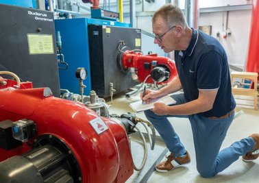 Volker Lindner ist als Technischer Leiter im Klinikum auch für die Systemkontrolle im Blockheizkraftwerk zuständig. Dort erzeugt Obergöltzsch 50 Prozent des Energiebedarfes selbst. 