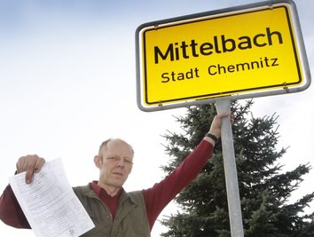
              <p class="artikelinhalt">Dietmar Steinhau arbeitet in Chemnitz. Das Statistische Landesamt schreibt ihn aber stets in Mittelbach an. Deshalb schickt er der Behörde die Briefe zurück - und bekam deshalb Ärger.Andreas Truxa</p>
            
