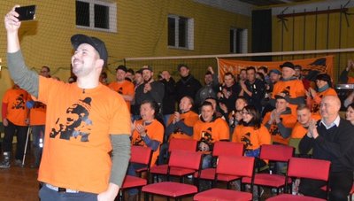Gemeinsam mit dem Fanclub zu feiern, ist für Felix Jungk derzeit möglich. Stattdessen drückt er seinem Bruder vom Sofa aus die Daumen. 