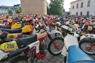 Im Parc Fermé im Schloss Wildeck standen die Geländemaschinen aufgereiht und konnten von den Zuschauern begutachtet werden.