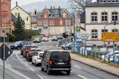 Voraussichtlich noch im März wird an der Kreuzung Bundesstraße 173/Augustusburger Straße in Flöha der Verkehr Richtung Chemnitz wieder auf die Ortsumfahrung umgeleitet. Ab Mai wird dann die Straße Richtung Freiberg voll gesperrt. 