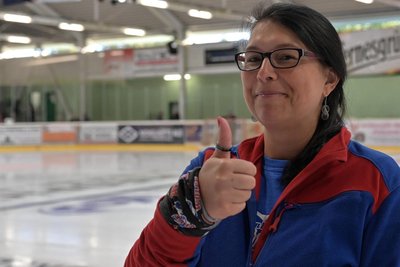 Daumen hoch für die Frau an der Spitze des Rudels: Susann Morgner ist neue Vorsitzende der Schönheider Wölfe. 