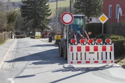 In Sehma werden seit diesem Dienstag die Bauarbeiten an der Kreisstraße nach Walthersdorf weitergeführt. Eine Umleitung wird in beiden Fahrtrichtungen über Cunersdorf und die B 101 ausgewiesen.