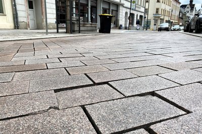 Pflastersteine der Rochlitzer Straße in Mittweida müssen ausgetauscht werden.