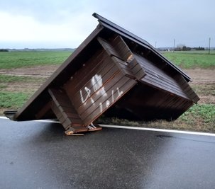 Dieses Wartehäuschen zwischen Burkersdorf und Teichhäuser wurde vom Winde verweht. Sein "Zwilling" gegenüber blieb stehen. 